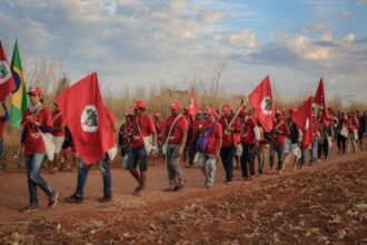 Governo Lula decide que Exercito prestara homenagem ao MST no.jpg