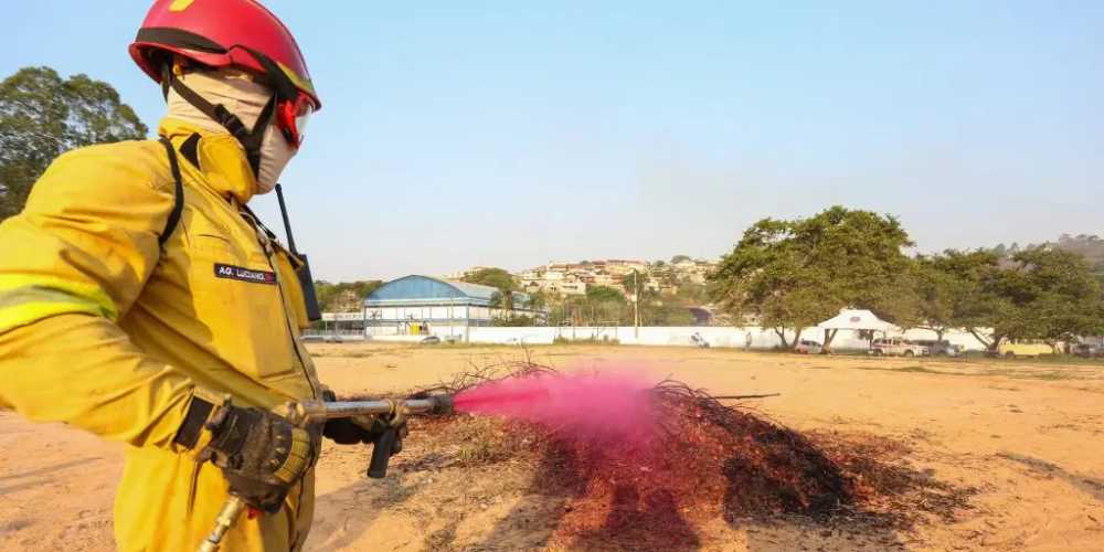 Governo de SP testa substancia que apaga incendio 5 vezes.jpg