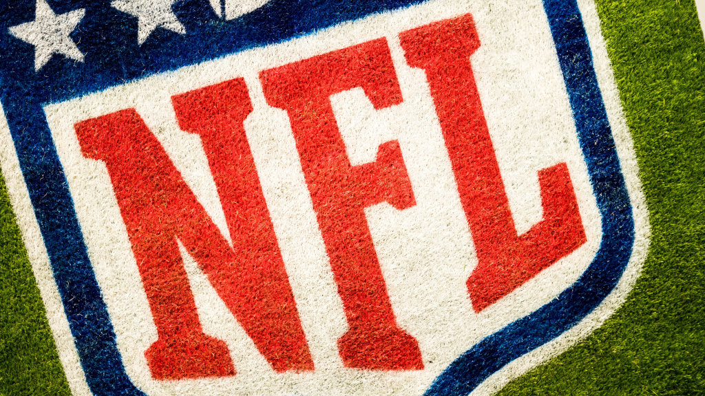 jogadores-da-nfl-alegam-medo-de-sao-paulo-e-reacende-debate-sobre-xenofobia-logo-da-nfl-pintado-em-um-campo-de-futebol-americano-tvt-news