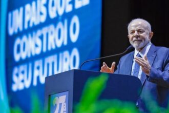 Lula ataca Lava Jato ao inaugurar obra da Petrobras alvo.jpg