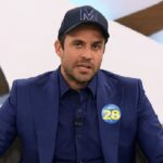 Pablo Marcal mostra carteira de trabalho em foto e jornalistas.jpeg
