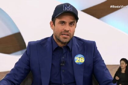 Pablo Marcal mostra carteira de trabalho em foto e jornalistas.jpeg