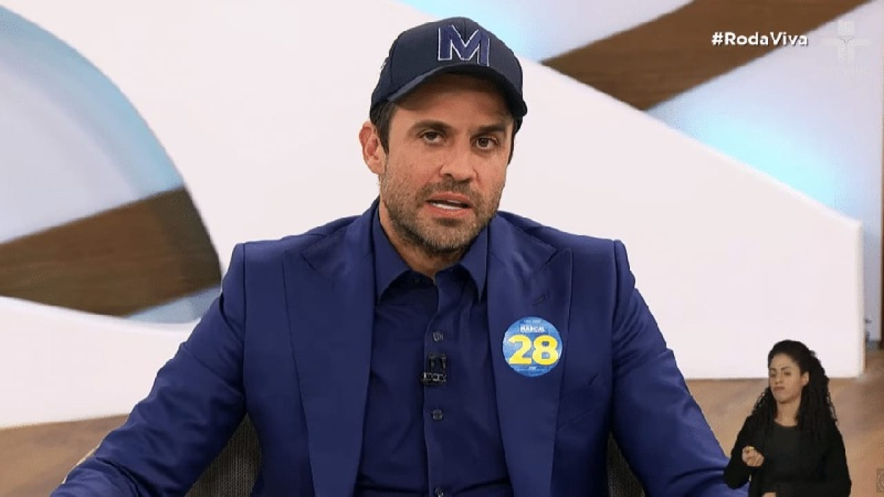Pablo Marcal mostra carteira de trabalho em foto e jornalistas.jpeg
