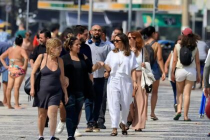 Popular Janja caminha pelo calcadao de Copacabana enquanto Lula cumpre.jpeg