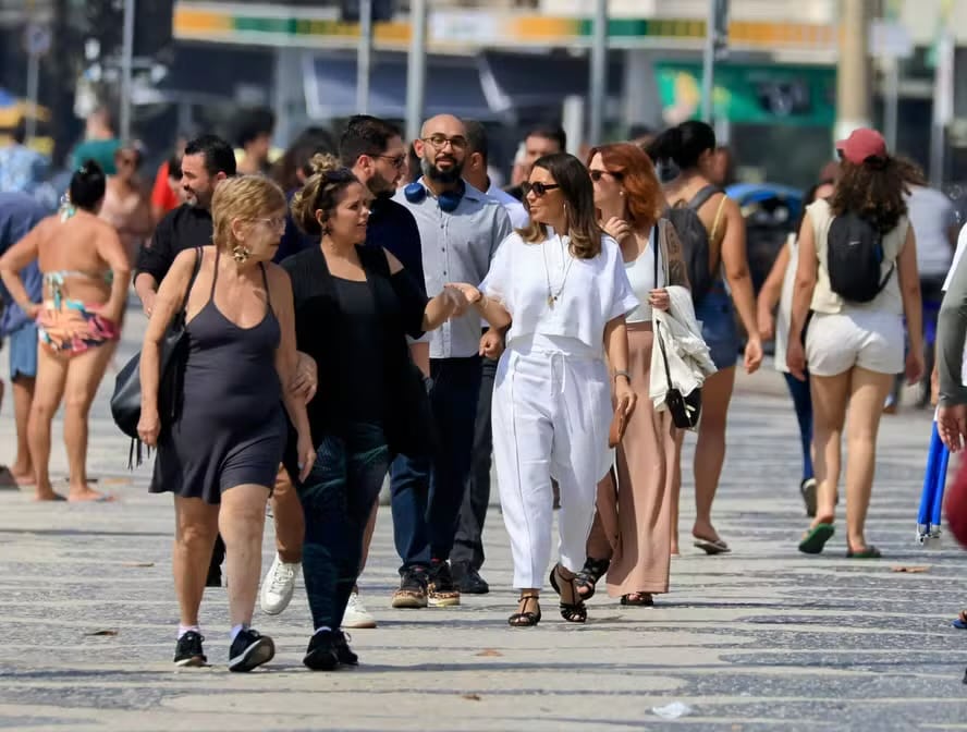 Popular Janja caminha pelo calcadao de Copacabana enquanto Lula cumpre.jpeg