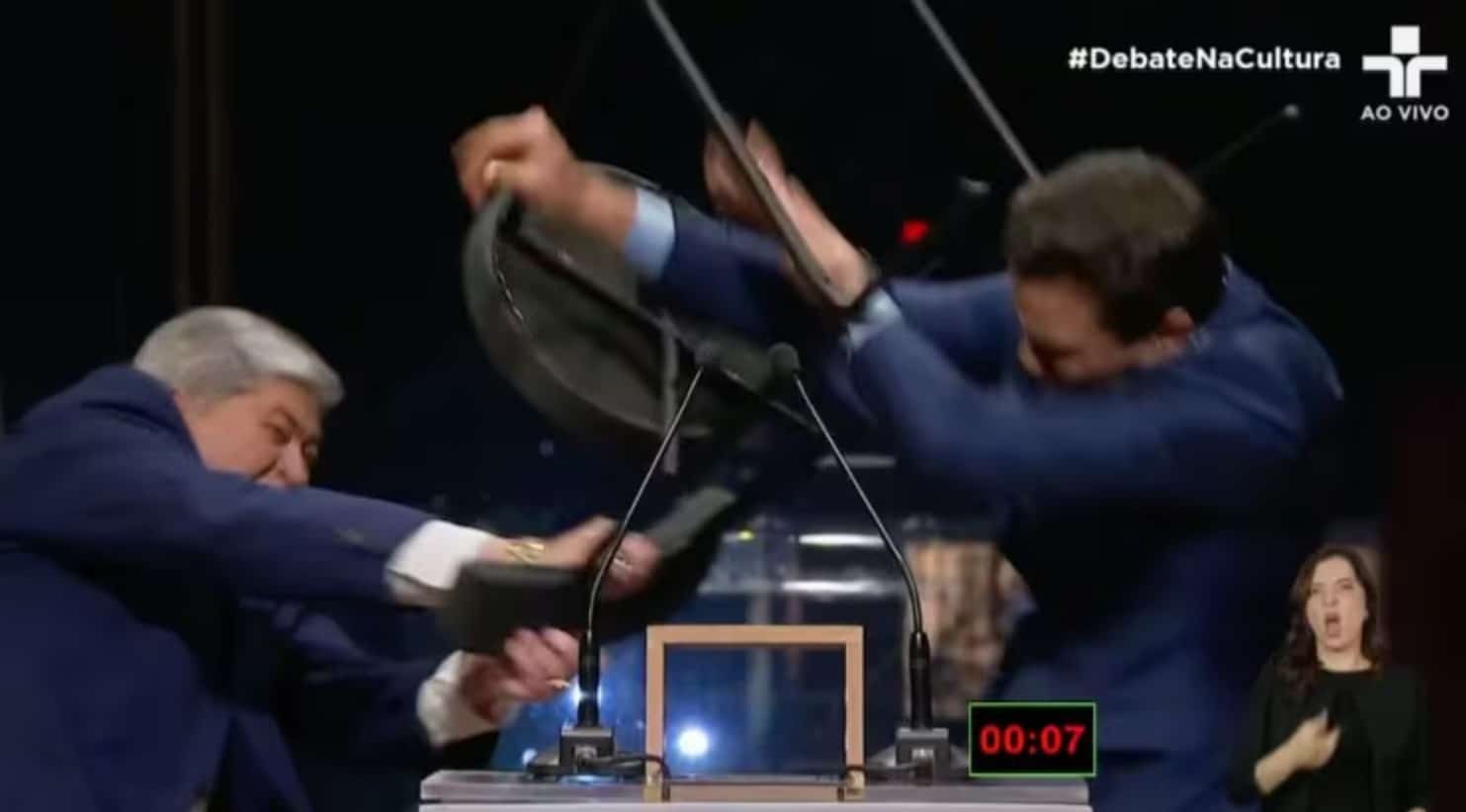 VIDEO Datena da cadeirada em Marcal durante debate ao vivo.jpg