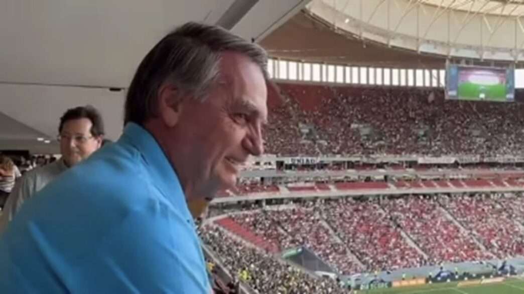 Video Multidao aplaude Jair Bolsonaro no Estadio Mane Garrincha em.jpeg