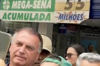 Bolsonaro fala com apoiadores aposta na loteria e visita mercado.jpg