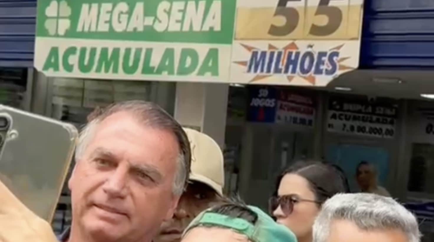 Bolsonaro fala com apoiadores aposta na loteria e visita mercado.jpg