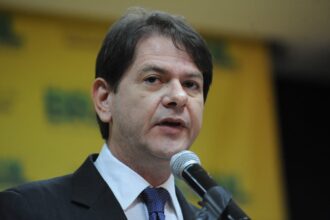 Danca inusitada de Cid Gomes em campanha de aliada viraliza.jpg