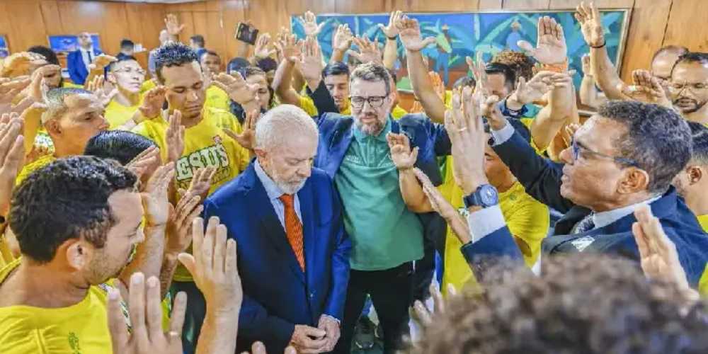 Depois de orar por Lula deputado e cobrado e sai.jpg