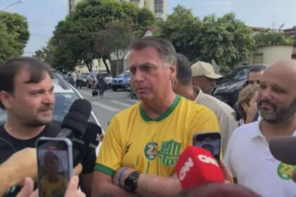 Diante da imprensa, Bolsonaro detona Alexandre de Moraes e inquéritos duvidosos