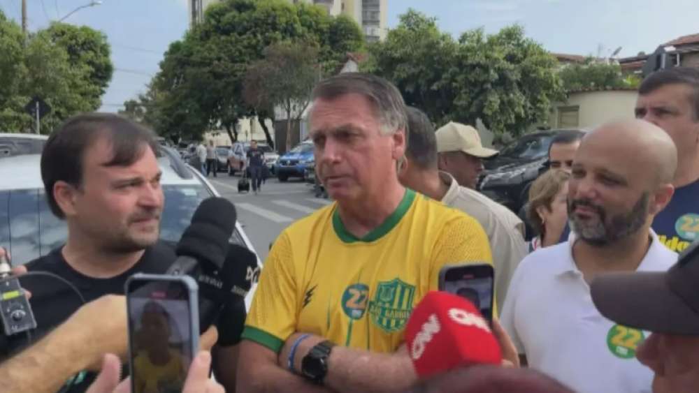 Diante da imprensa, Bolsonaro detona Alexandre de Moraes e inquéritos duvidosos