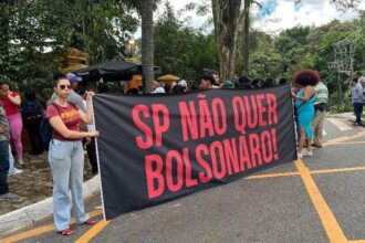 Fora Bolsonaro manifestantes protestam contra churrascada de Nunes em SP.jpg