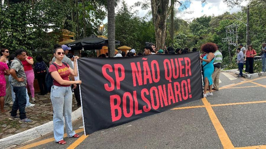 Fora Bolsonaro manifestantes protestam contra churrascada de Nunes em SP.jpg