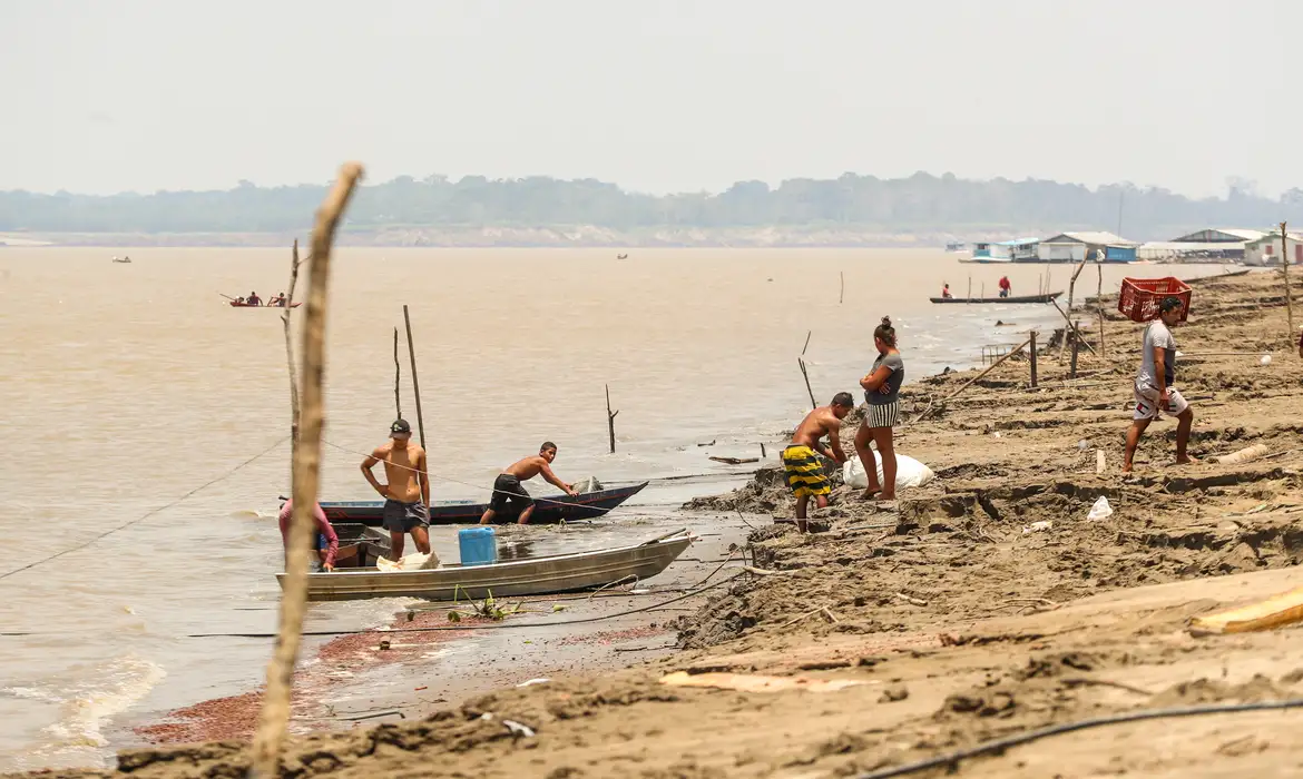 Governo concede auxilio a pescadores afetados por seca na Regiao.webp.webp