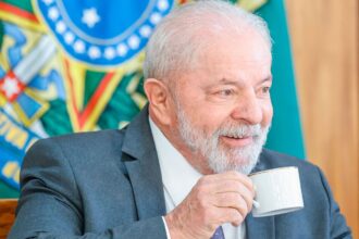 Lula diz que aguarda conclusao de medicos para saber estrago.jpg