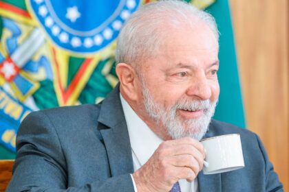 Lula diz que aguarda conclusao de medicos para saber estrago.jpg