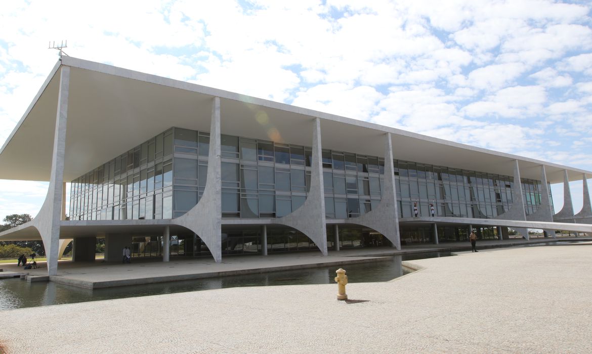 Pelada mulher em surto entra no Planalto e tenta falar.jpg