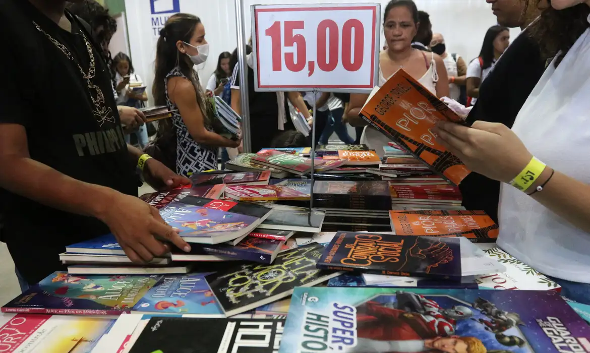 Política nacional que barateia preços de livros vai à Câmara dos Deputados