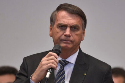 STF mantém decisão que retém passaporte de Bolsonaro