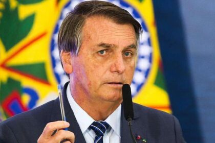 Bolsonaro volta a usar a caneta da licao na esquerda.jpg