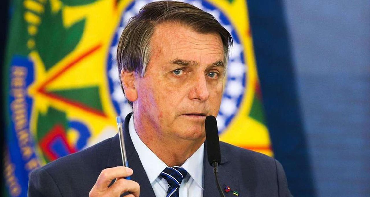 Bolsonaro volta a usar a caneta da licao na esquerda.jpg