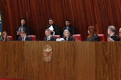 Deputados agem e aprovam proposta para colocar “freio” no TSE