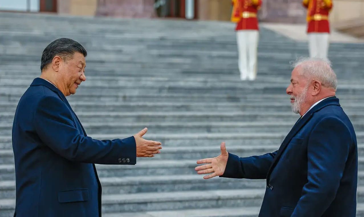 Esplanada e enfeitada com bandeiras vermelhas para homenagear Xi Jinping.jpg