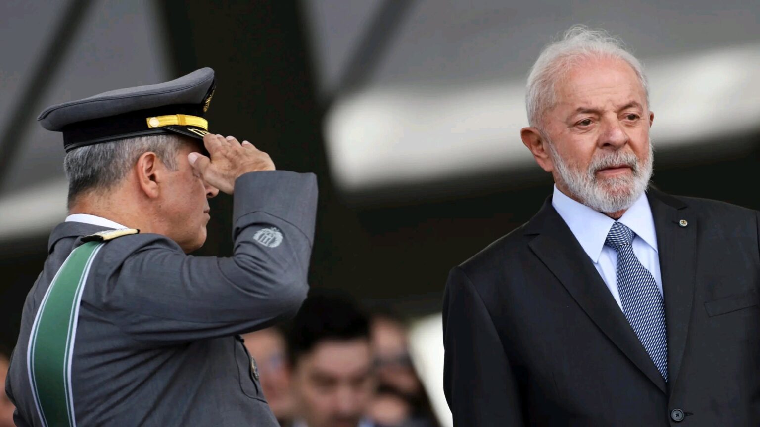 Lula arranca uma surpreendente concessao dos militares.jpg