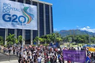 Professores da rede municipal do Rio entram em greve por.jpg