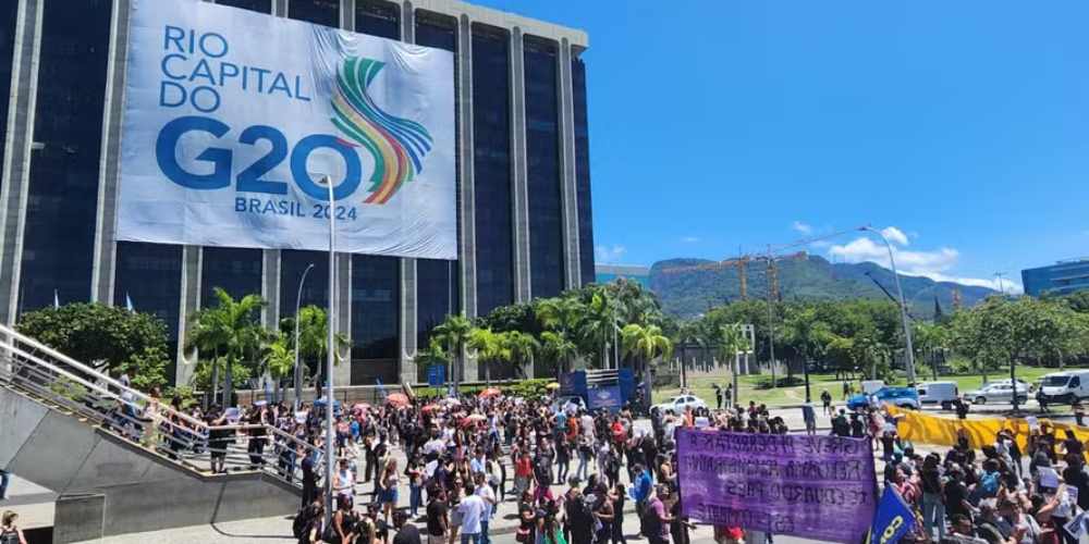 Professores da rede municipal do Rio entram em greve por.jpg