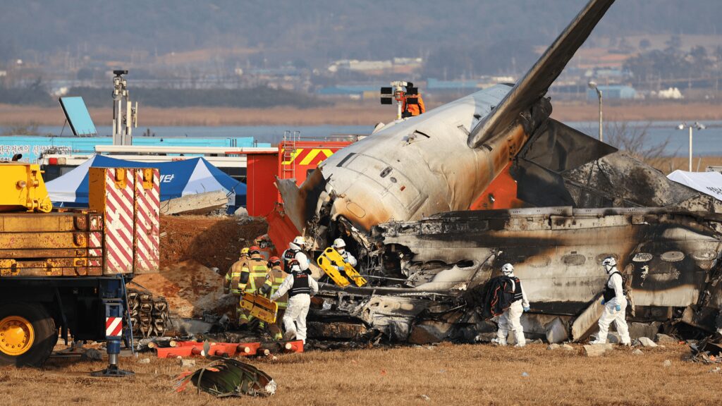 acidente-aereo-na-coreia-do-sul-o-que-se-sabe-local-do-acidente-aereo-no-aeroporto-em-muan-sudoeste-da-coreia-do-sul-foto-cfp-tvt-news