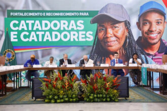 bndes-e-fbb-anunciam-21-projetos-selecionados-do-edital-novo-cataforte-na-expocatadores-lula-em-encontro-com-catadores-em-brasilia-francisco-da-costa-bndes-tvt-news