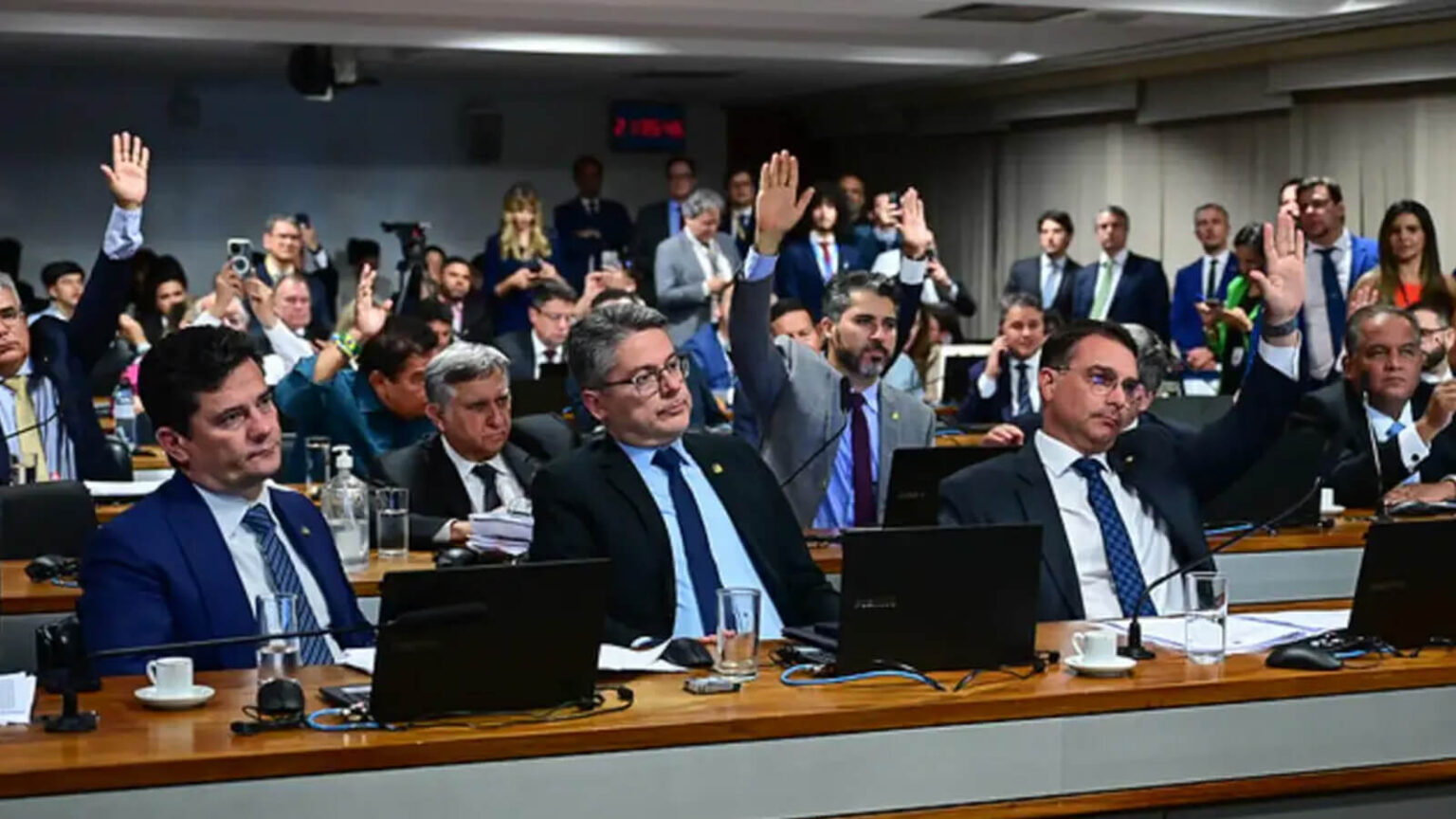 ccj-do-senado-isenta-armas-e-refrigerantes-do-imposto-seletivo-ccj-aprovou-por-16-votos-contra-10-a-isencao-das-armas-de-fogo--andressa-anholete-tvt-news