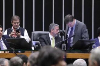 Camara aprova teto para salario minimo mas afrouxa mudancas no.jpg