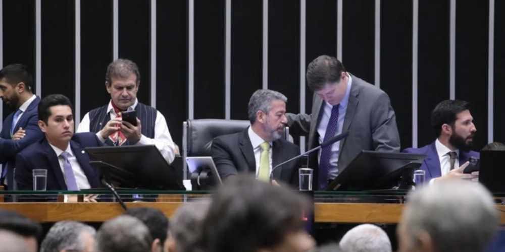 Camara aprova teto para salario minimo mas afrouxa mudancas no.jpg