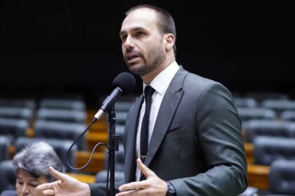 Eduardo Bolsonaro quer regulamentar influenciadores que divulgam bets.jpg