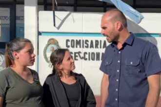 Eduardo Bolsonaro visita brasileiros presos na Argentina.jpg