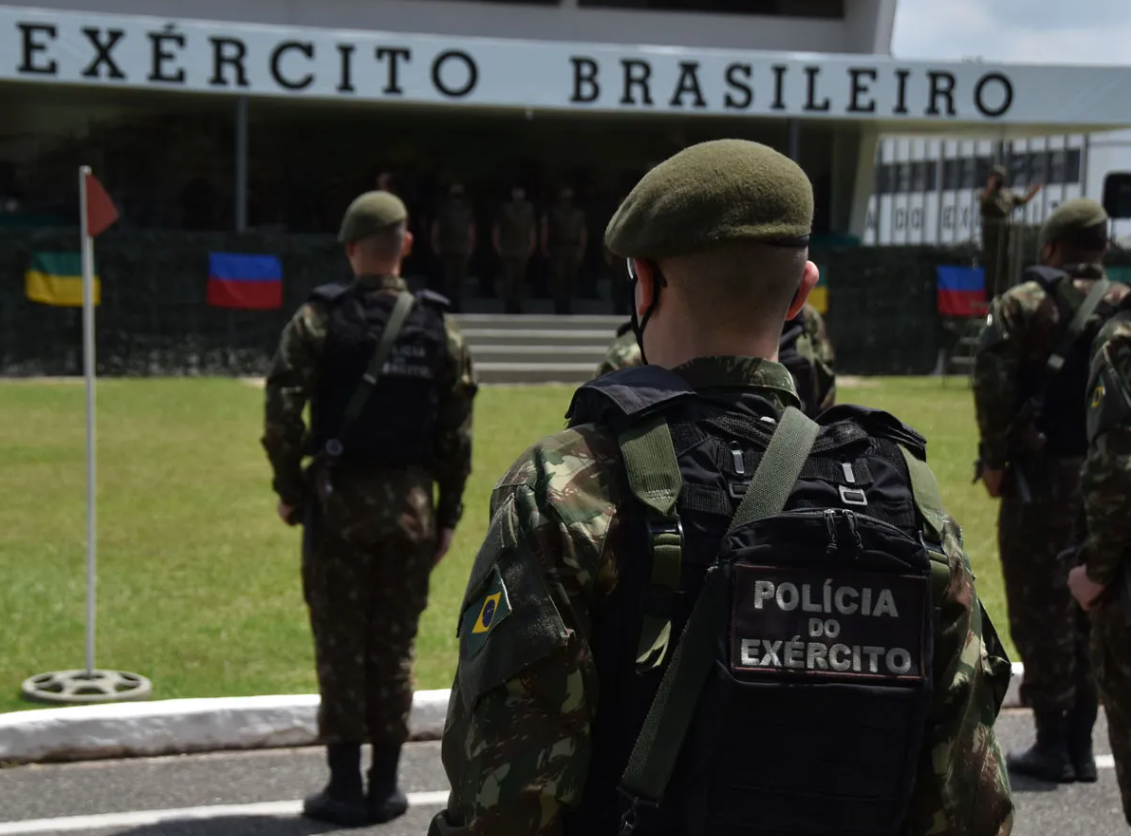 Familia e advogados visitam militares presos sob acusacao de golpe.png