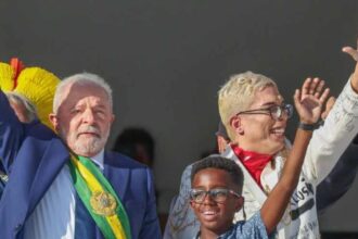 Influenciador que subiu a rampa com Lula critica governo federal.jpg