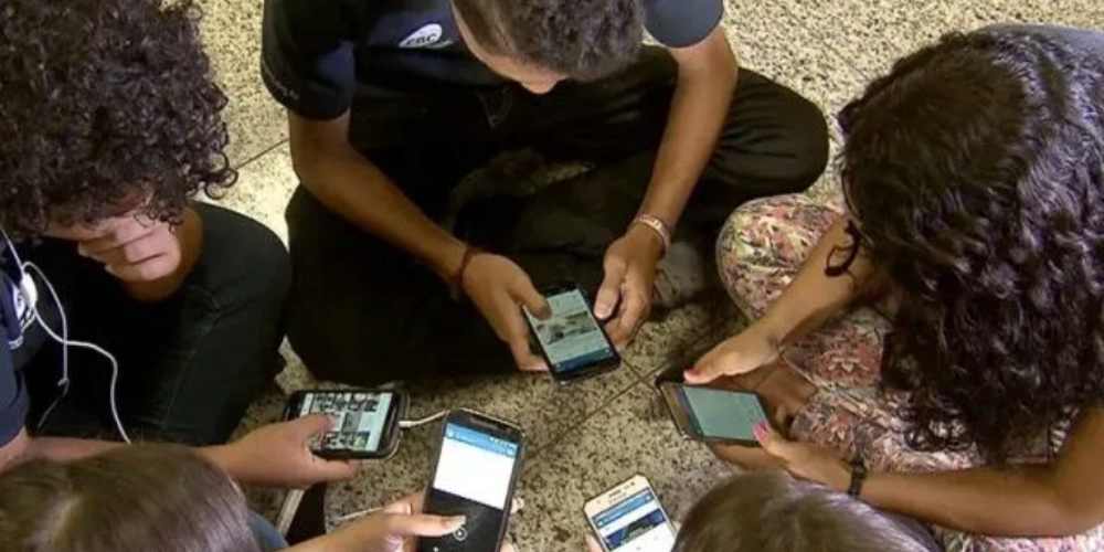 Lei que proibe celulares em escolas de Sao Paulo e.jpg