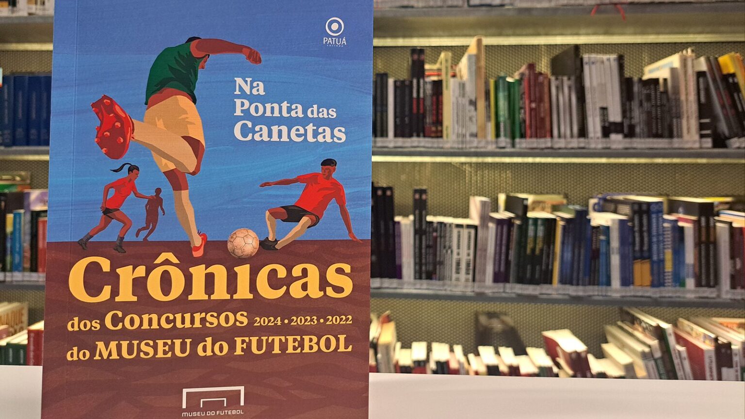 museu-do-futebol-lanca-livro-gratuito-na-ponta-das-canetas-com-28-cronicas-livro-na-ponta-das-chuteiras-com-cronicas-dos-concursos-do-museu-do-futebol-foto-renata-beltrao-divulgacao-tvt-news