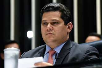 Senador Alcolumbre sob suspeita de usar jatinho de empresa beneficiada.png