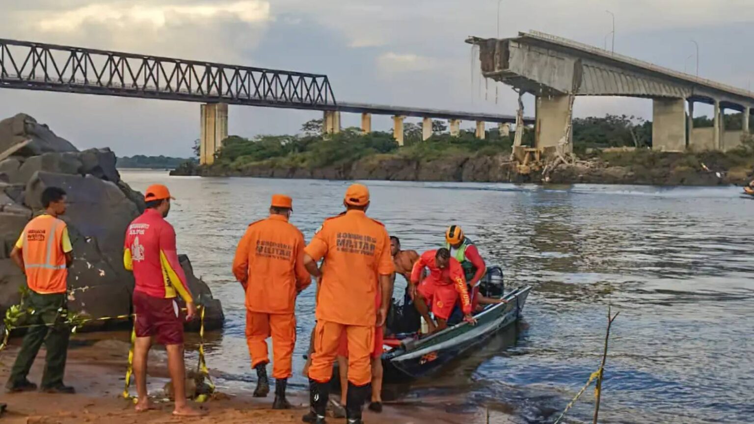 sobe-para-14-o-numero-de-desaparecidos-apos-queda-de-ponte-o-problema-pode-ser-maior-e-a-gente-torce-para-que-nao-seja-avaliou-o-inspetor-da-prf-foto-cbmt-tvt-news