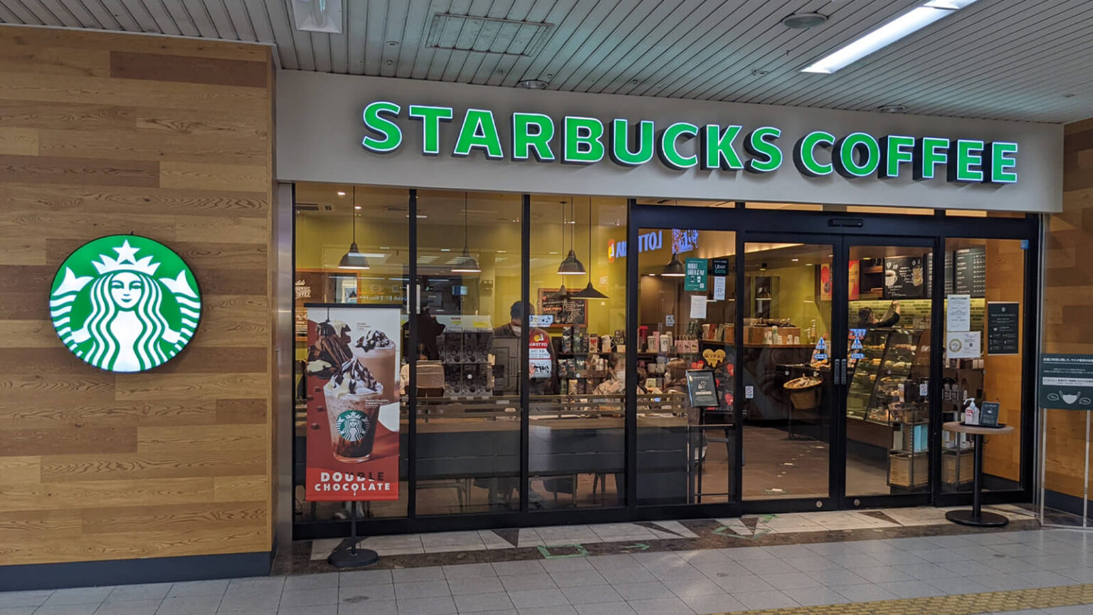 trabalhadores-da-starbucks-fazem-greve-em-tres-cidades-nos-eua-loja-da-starbucks-suminodo-albi-tvt-news