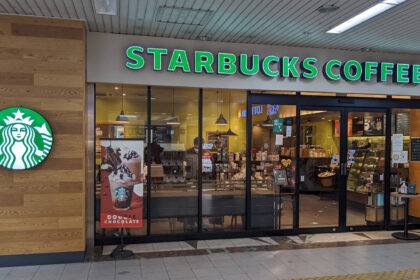 trabalhadores-da-starbucks-fazem-greve-em-tres-cidades-nos-eua-loja-da-starbucks-suminodo-albi-tvt-news