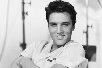 elvis-presley-90-anos-do-rei-do-rock-8-de-janeiro-seria-aniversario-de-90-anos-do-rei-do-rock-foto-de-1958-credito-wikimedia-commons-tvt-news