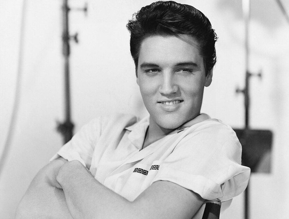 elvis-presley-90-anos-do-rei-do-rock-8-de-janeiro-seria-aniversario-de-90-anos-do-rei-do-rock-foto-de-1958-credito-wikimedia-commons-tvt-news