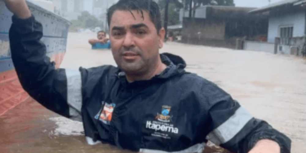 Agua quase no pescoco Prefeito de Itapema pede ajuda para.jpg